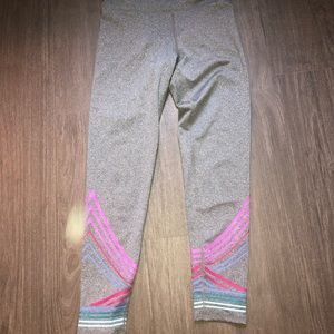capri kid leggings with colorful design on ankle